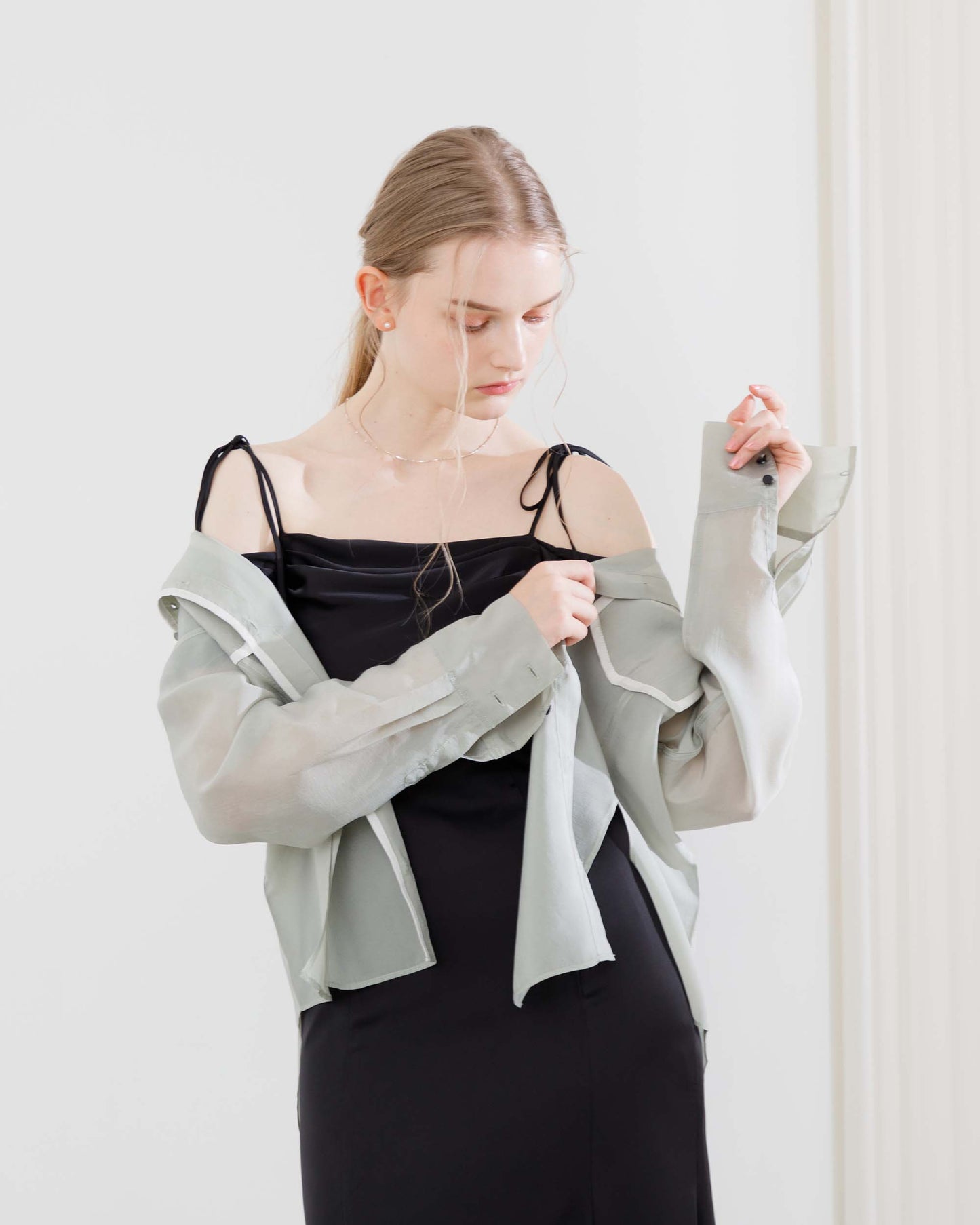【20%OFF&返品OK】パイピングシアブラウス