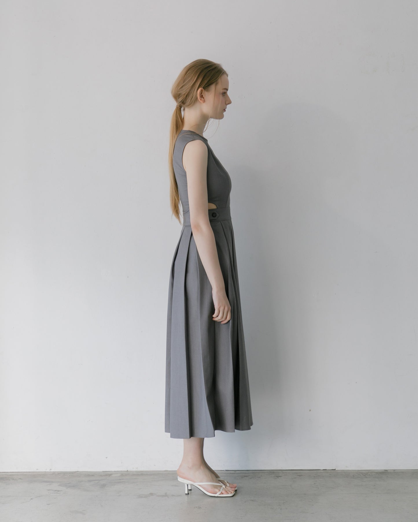 【SPECIAL 10%OFF】ノースリーブサイドカットプリーツワンピース