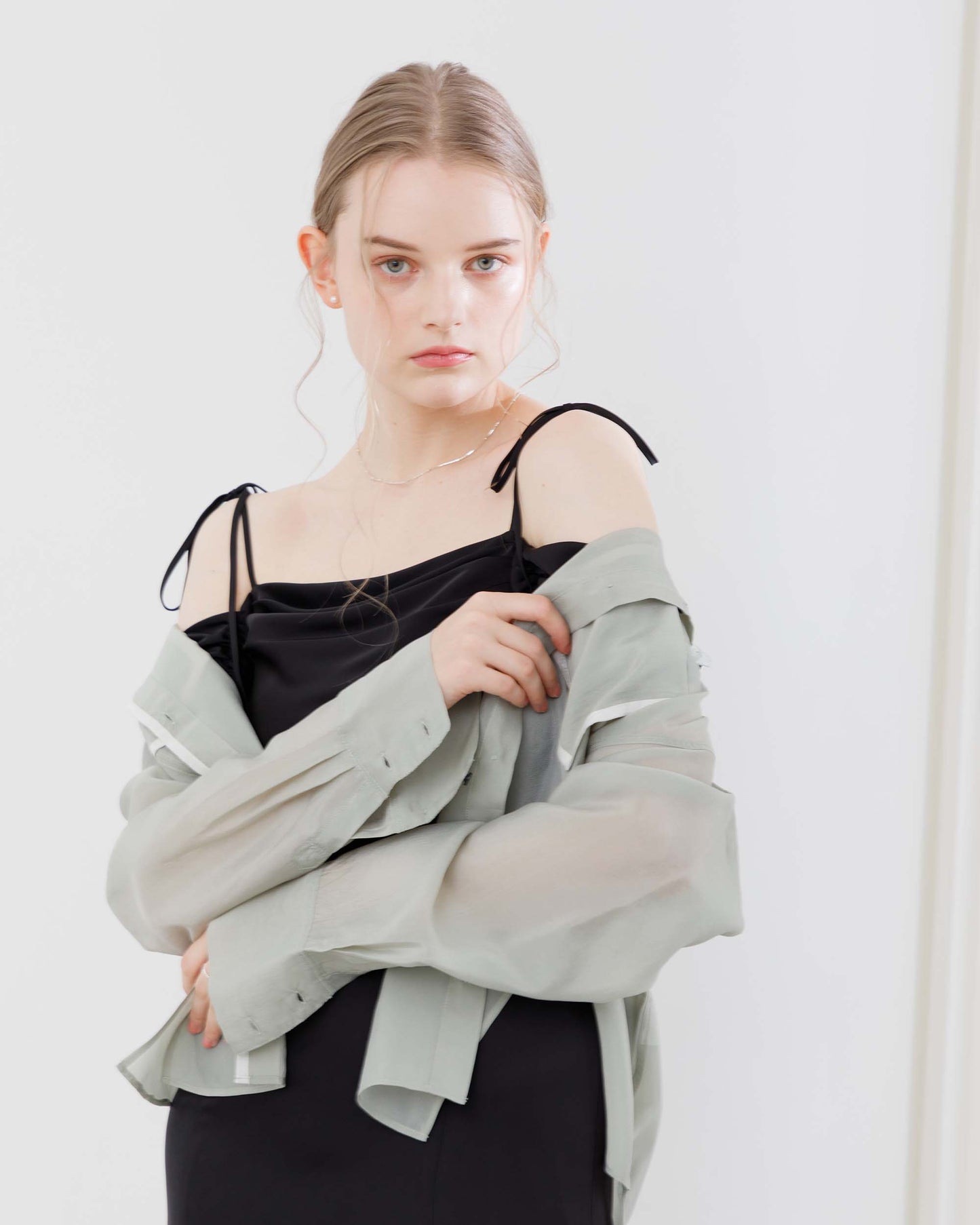 【20%OFF&返品OK】パイピングシアブラウス