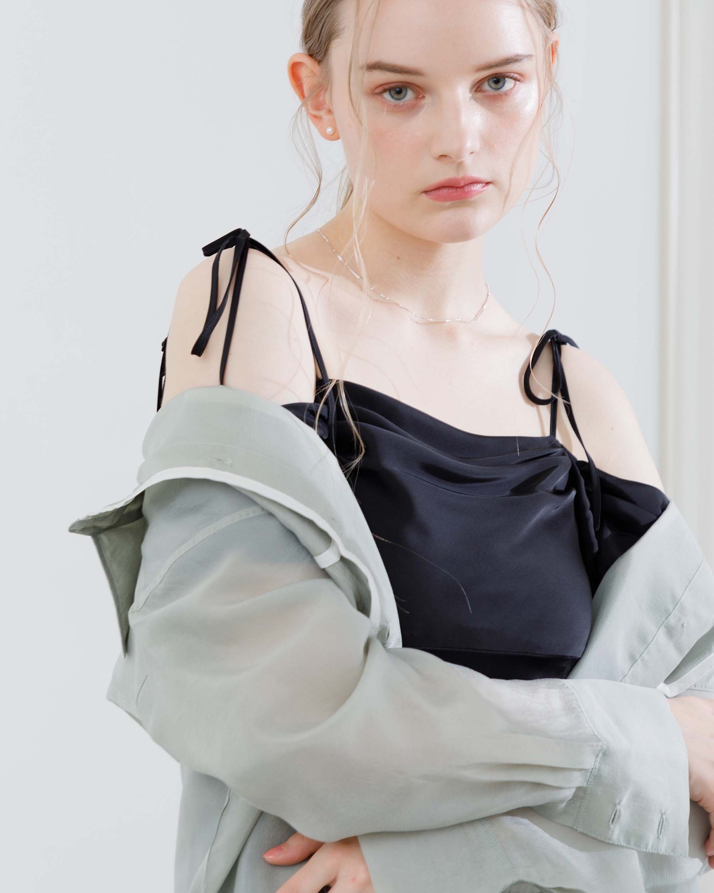 【20%OFF&返品OK】パイピングシアブラウス