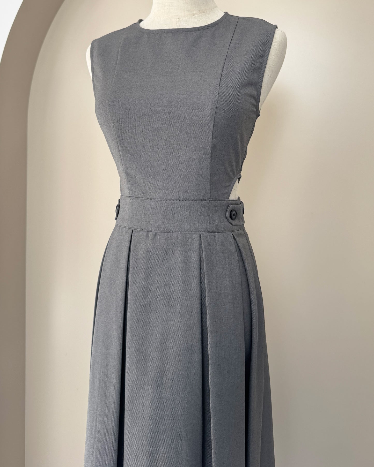 【25%OFF】ノースリーブサイドカットプリーツワンピース