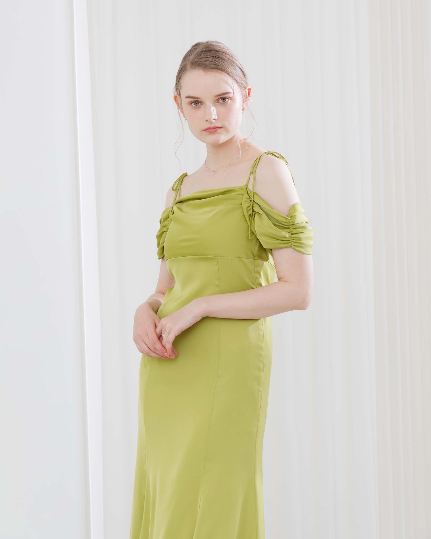 【50%OFF】サテンオフショルドレープワンピース