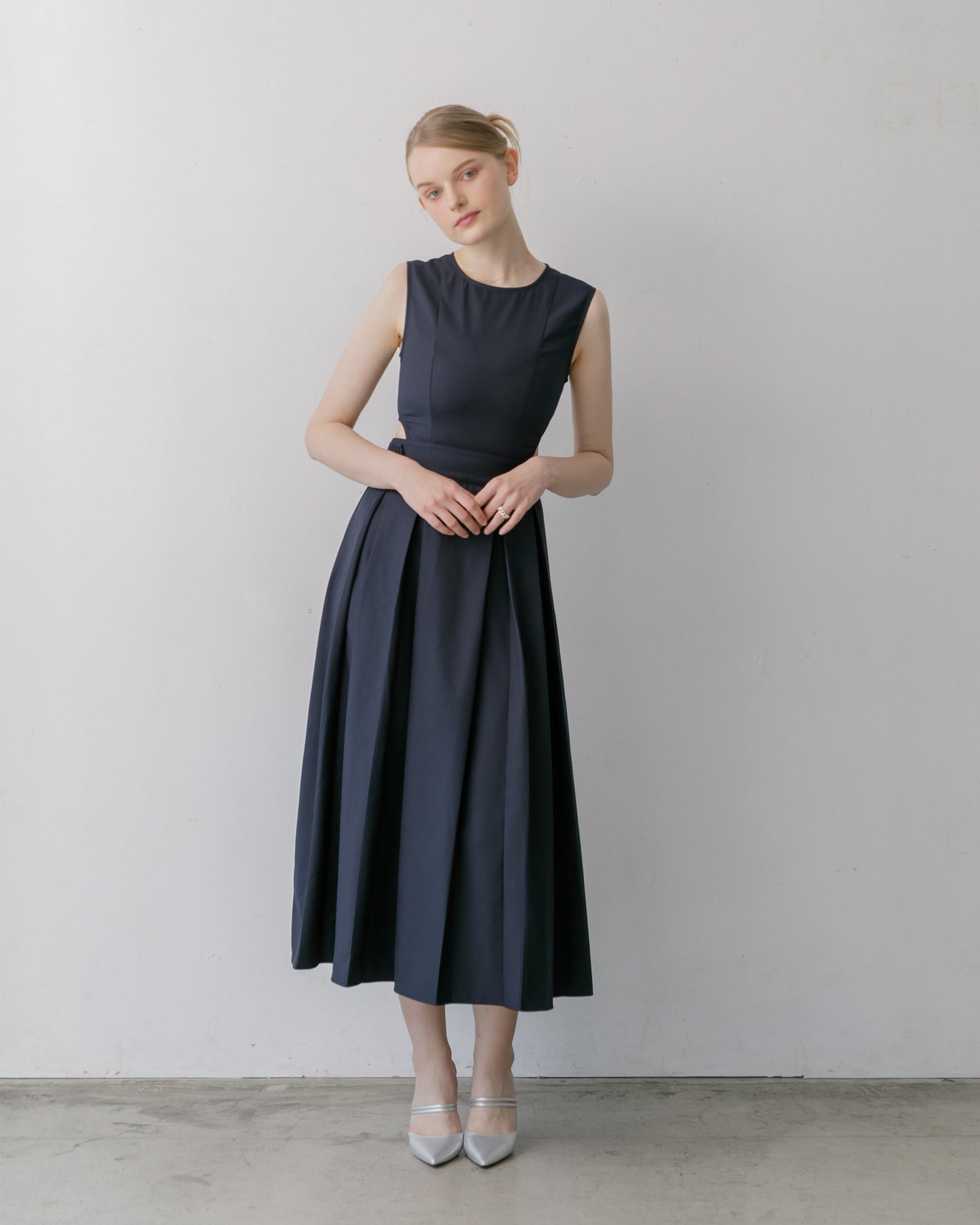 【SPECIAL 10%OFF】ノースリーブサイドカットプリーツワンピース