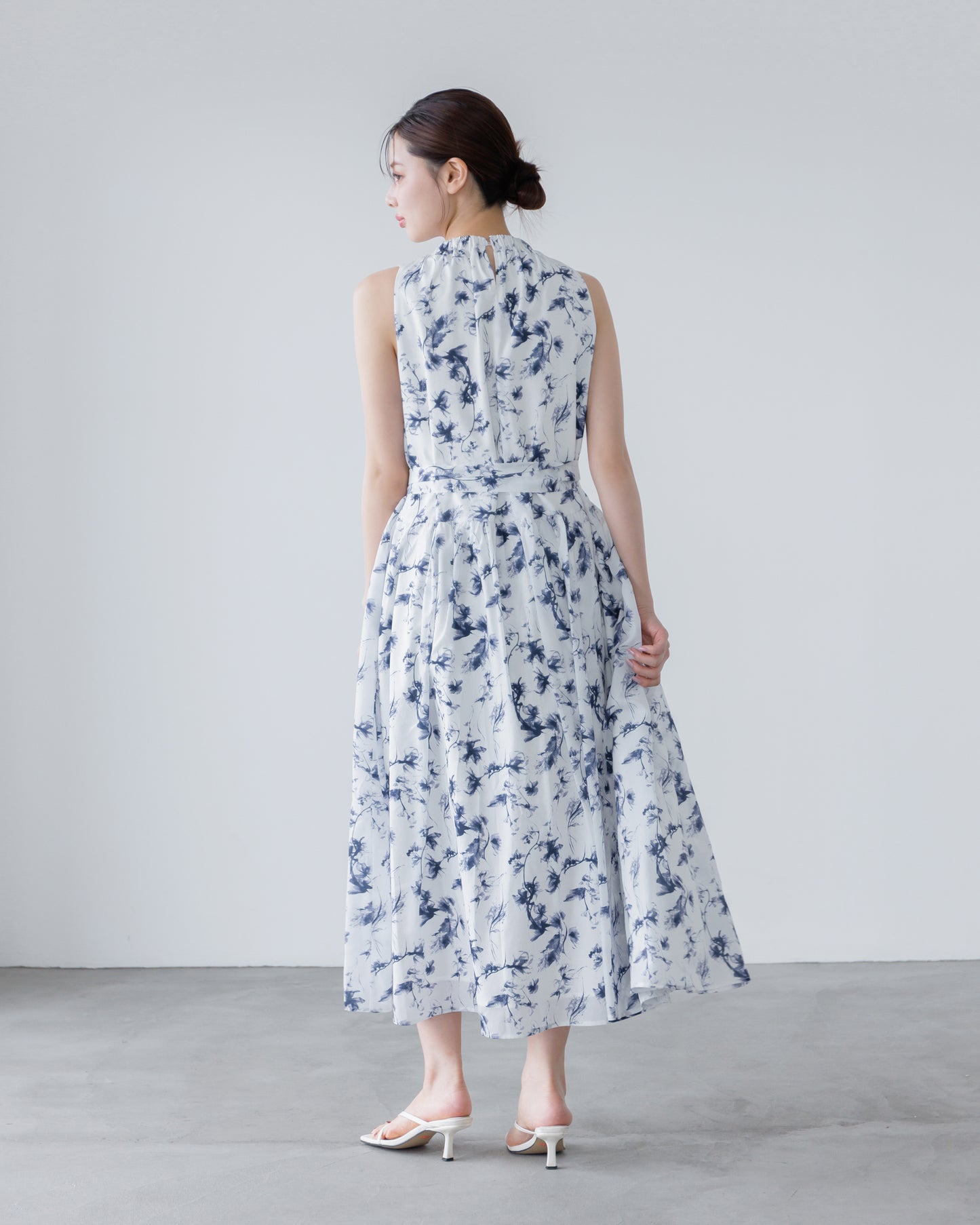 【予約販売】ホルターネックギャザーフラワーワンピース