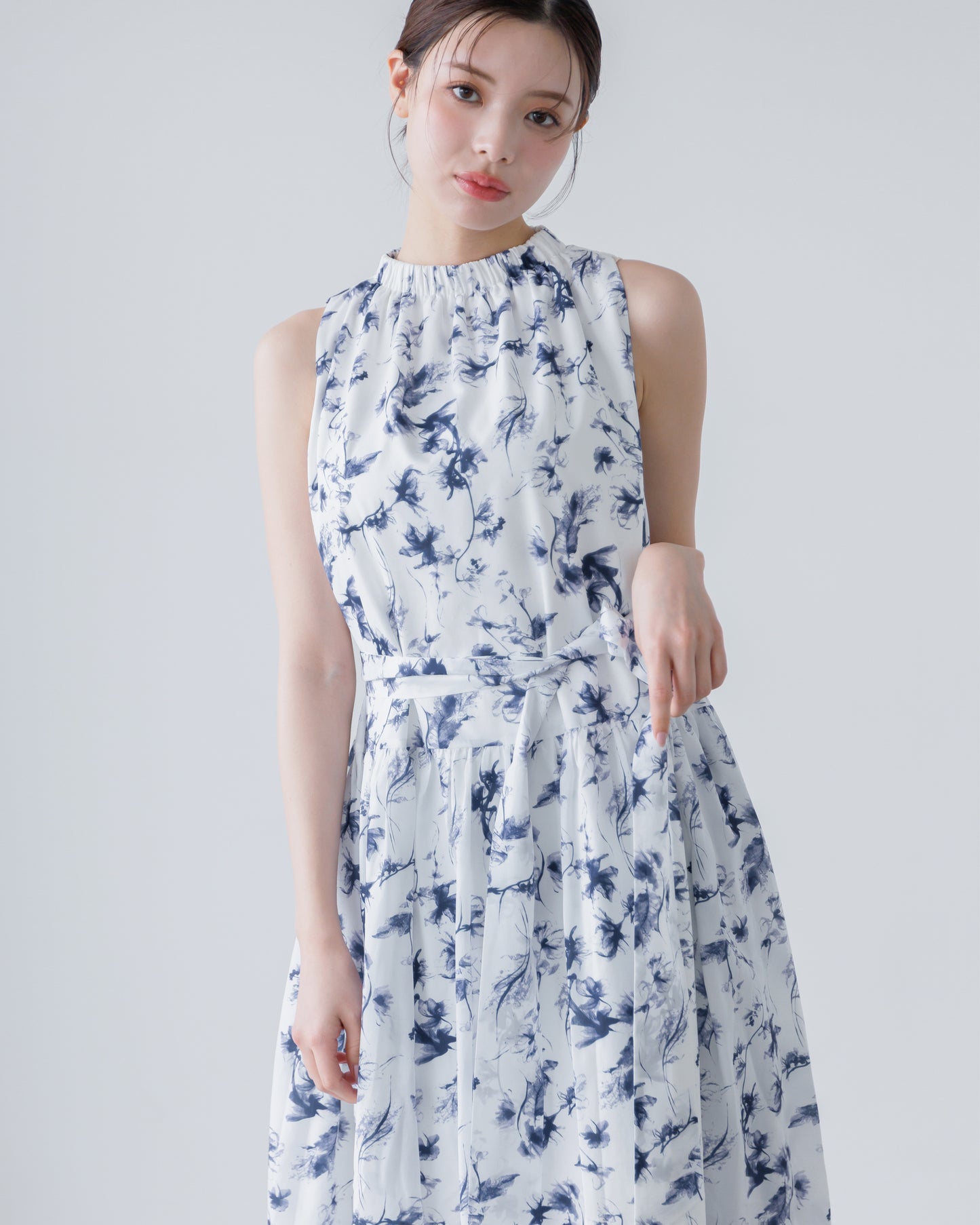 【予約販売】ホルターネックギャザーフラワーワンピース